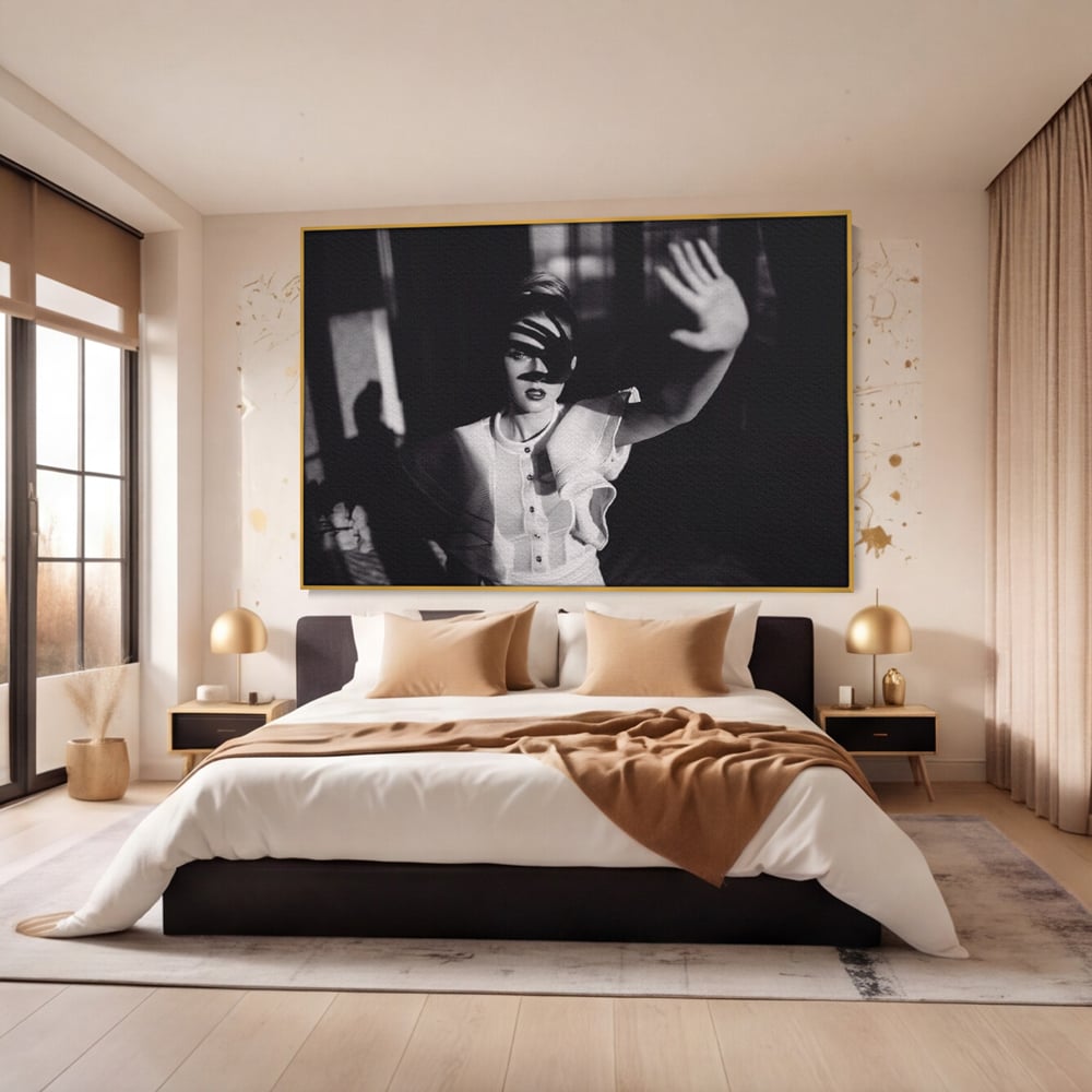 Tablou canvas cu tablou canvas cu femeie in alb si negru, in rama de aluminiu auriu, pe perete intr-un dormitor